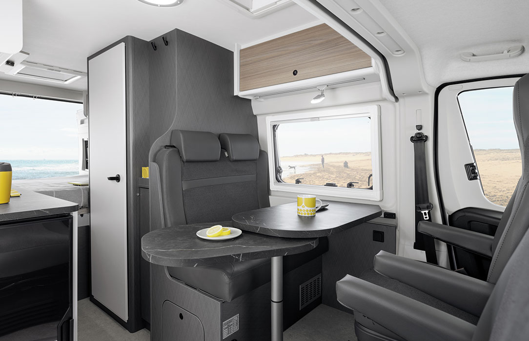 Wohnmobil Innen: Wohnraum Wohnmobil Innen: Wohnraum