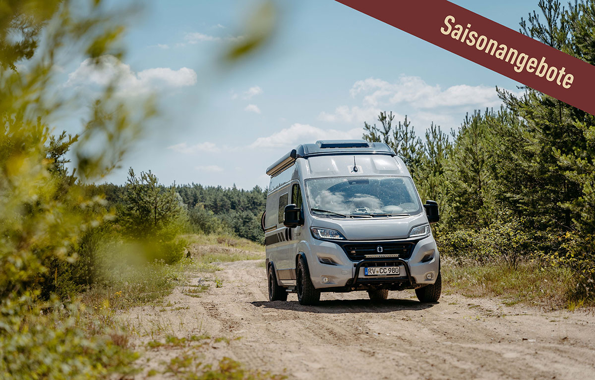 Wohnmobil auf einer Landstrasse Ein weißer Crosscamp fährt auf einer steinigen Straße